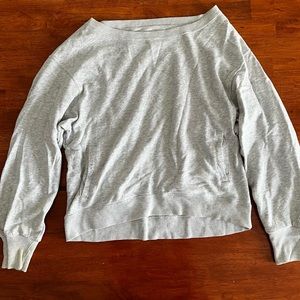 ‘Hollister’ grey crew neck.